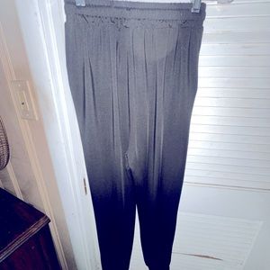 Vuori black joggers in size xs, like new barely worn